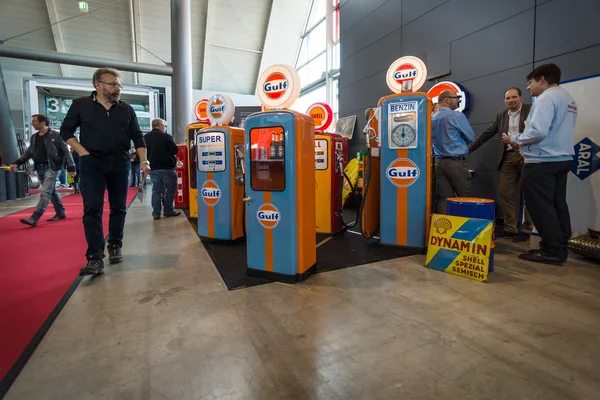 Försäljning och distribution av kylskåp och montrar i form av bensinstationer. — Stockfoto