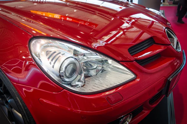 Faro de un coche deportivo Mercedes-Benz SLK 200 Kompressor (R171), 2006 — Foto de Stock