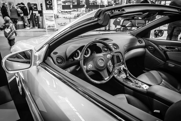 Cabine de grande voiture de tourisme Mercedes-Benz SL500 (R230), 2008 — Photo