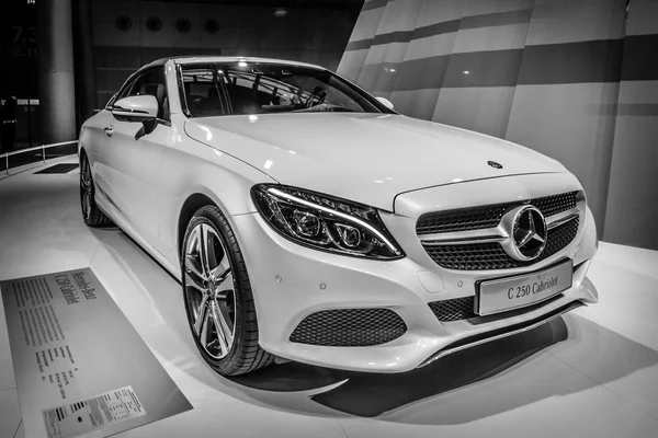 Coche ejecutivo compacto Mercedes-Benz C250 Cabriolet (W205), 2016 —  Fotos de Stock