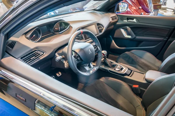 Innenraum des Kleinwagens Peugeot 308 gti, 2015. — Stockfoto