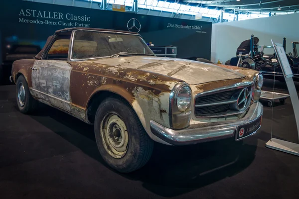 Подготовлен к восстановлению спортивного автомобиля Mercedes-Benz 230 SL Pagode (W113), 1968 . — стоковое фото