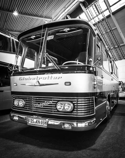 Um ônibus com um módulo de alojamento NEOPLAN Sonderfahrzeug, 1965 — Fotografia de Stock