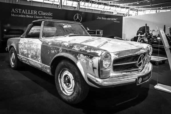 Preparado para la restauración del automóvil deportivo Mercedes-Benz 230 SL Pagode (W113), 1968 — Foto de Stock