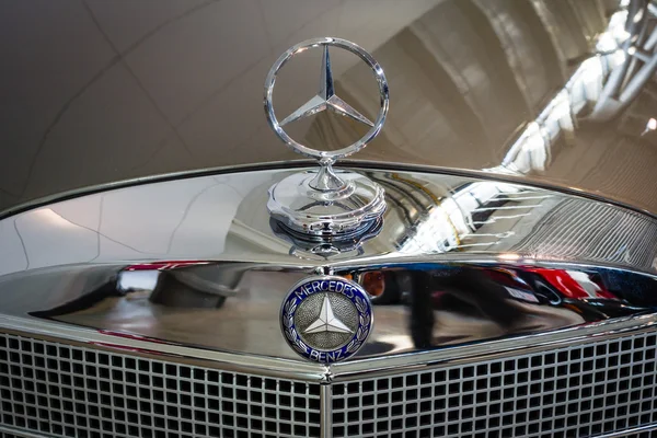 Ornament kaptur Mercedes-Benz 220 SE (W128), zbliżenie. — Zdjęcie stockowe