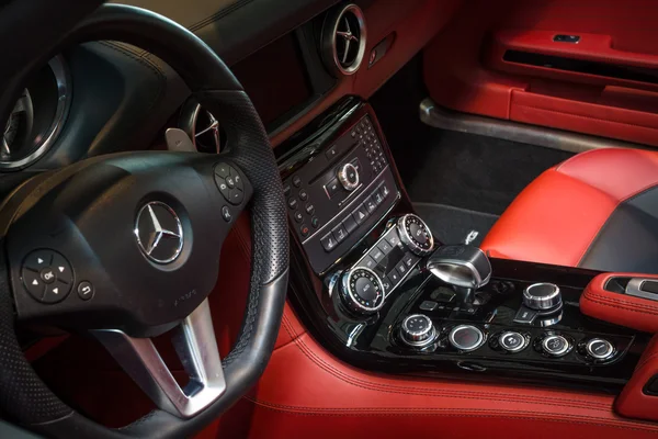 Кабина суперкара Mercedes-Benz SLS AMG (R197), 2012 . — стоковое фото
