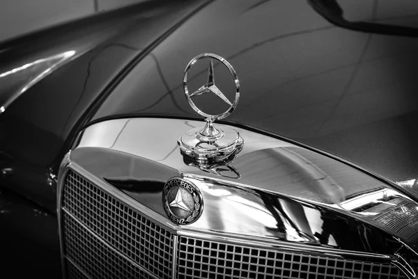 Cappuccio ornamento di Mercedes-Benz 220 SE (W128), primo piano — Foto Stock