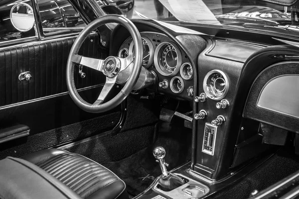 跑车驾驶室 雪佛兰科尔维特跑车黑色老派 Resto Mod， 1967 — 图库照片