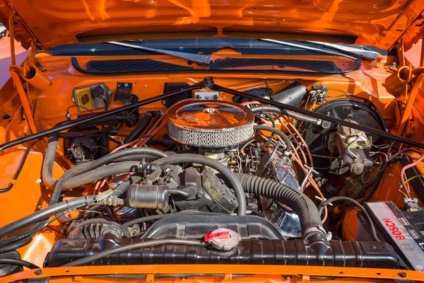 Двигатель Dodge Charger крупным планом, 1974 — стоковое фото