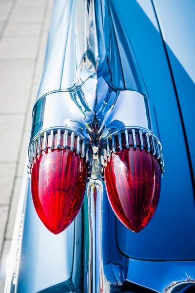 Detalhe da asa traseira e luzes de freio do carro Cadillac Coupe de Ville, 1959 . — Fotografia de Stock