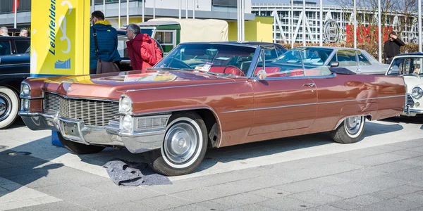 Pełnym rozmiarze luksusowy samochód kabriolet Cadillac Deville, 1965 — Zdjęcie stockowe