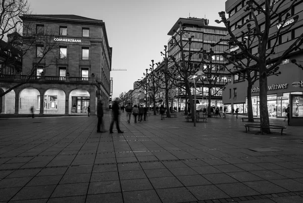 The historic shopping street in the central part of the city - Koenigstrasse (King Street) and Schlossplatz. Black and white. — Stock Photo, Image