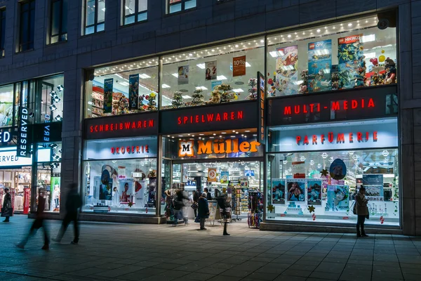 The historic shopping street in the central part of the city - Koenigstrasse (King Street), and a showcase well-known store Mueller. — Stock Photo, Image