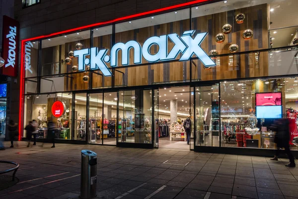 De historische winkelstraat in het centrale deel van de stad - Koenigstrasse (King Street), en een showcase bekende slaan Tk Maxx. — Stockfoto