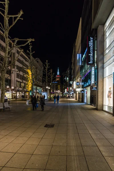 在中部的城市--Koenigstrasse （王街） 在傍晚的灯光历史性的购物街. — 图库照片