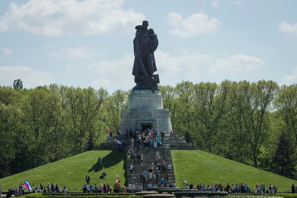 День Победы в Трептауэрском парке (советский военный мемориал). Берлин. Германия — стоковое фото