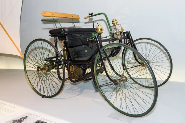 Daimler motoriserad fyrhjuling-den "Wire-Wheel bilen" (Daimler motor-fyrhjuling, "stahlradwagen"), 1889. — Stockfoto