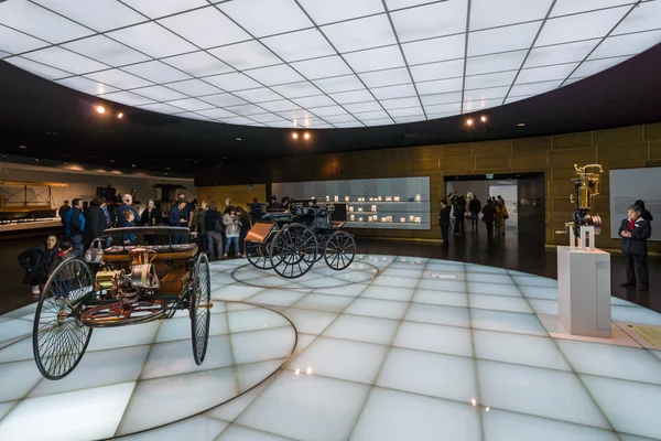 Sala de exposiciones con los primeros coches. Conseguir era coche . — Foto de Stock