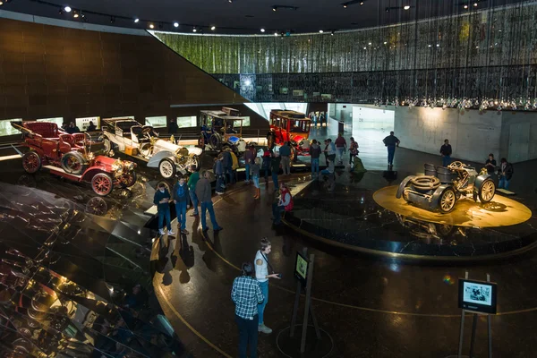 Exhibition pavilion with cars of the early 20th century. — Stock Photo, Image