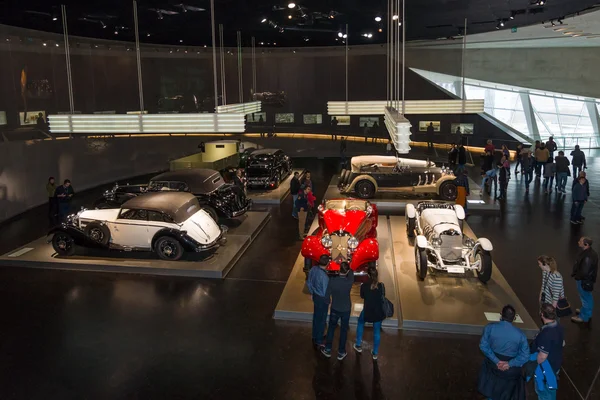Sala de exposiciones con los coches de los años 20 y 30 años del siglo XX . — Foto de Stock