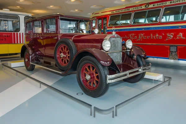 Винтажный автомобиль Mercedes-Benz 12 / 55 PS Pullman-Limousine, 1927 . — стоковое фото