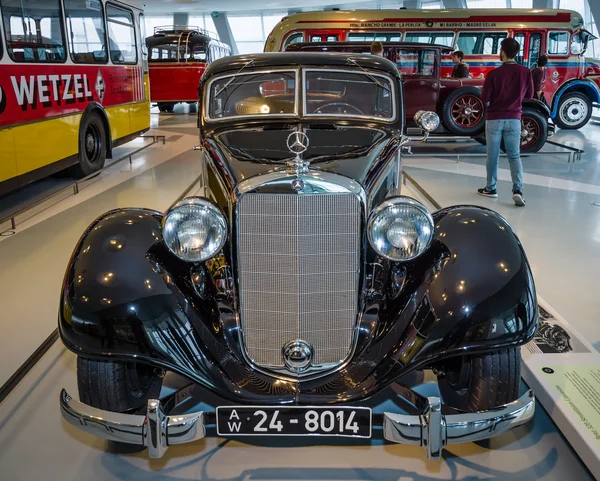 Velké luxusní auto Mercedes-Benz Typ 320 (W142/Ii), Stromlinien-kompakt, 1939. — Stock fotografie