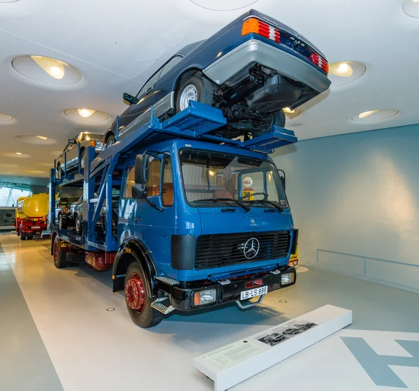 Transportador de coches, camión pesado Mercedes-Benz 1634, 1980 — Foto de Stock