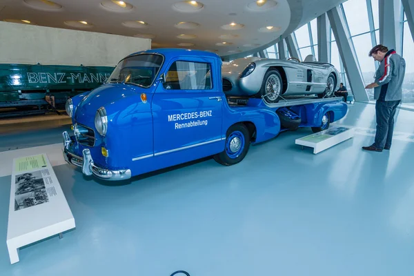 The high-speed racing car transporter Mercedes-Benz (Blue Wonder) and racing sports car Mercedes-Benz 300 SLR on the trailer, 1955. — Stock Photo, Image