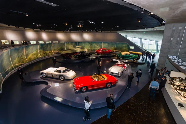 La sala de exposiciones de las técnicas automotrices de la posguerra . — Foto de Stock