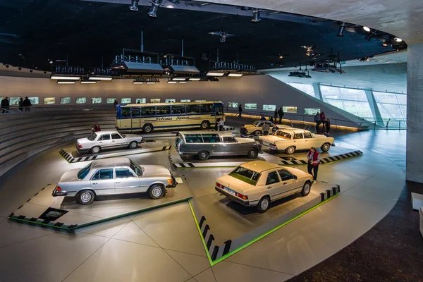 Sala wystawowa z samochodami z lat 60-tych i 70 lat XX wieku. — Zdjęcie stockowe