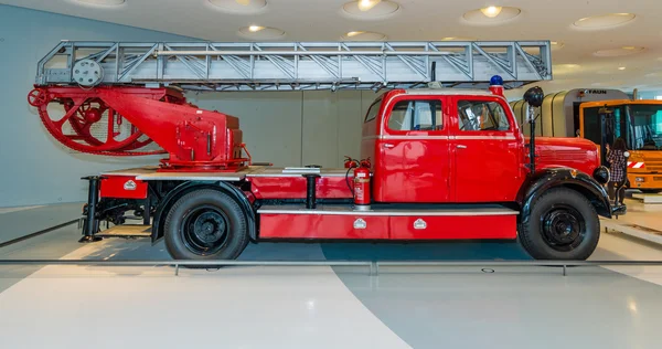 Tűzoltó autó Mercedes-Benz Lf3500 a Metz lemezjátszó létra, 1952 — Stock Fotó