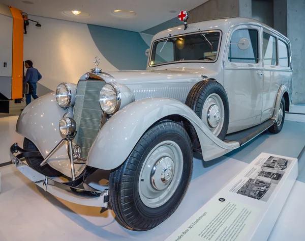 Ambulancia sobre la base de Mercedes-Benz Typ 320 (W142), 1937 . — Foto de Stock