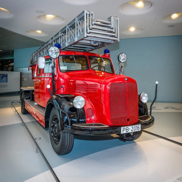 Carro de bombeiro Mercedes-Benz LF3500 com escada giratória Metz, 1952 . — Fotografia de Stock