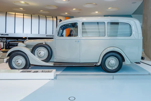 Ambulancia sobre la base de Mercedes-Benz Typ 320 (W142), 1937 . — Foto de Stock