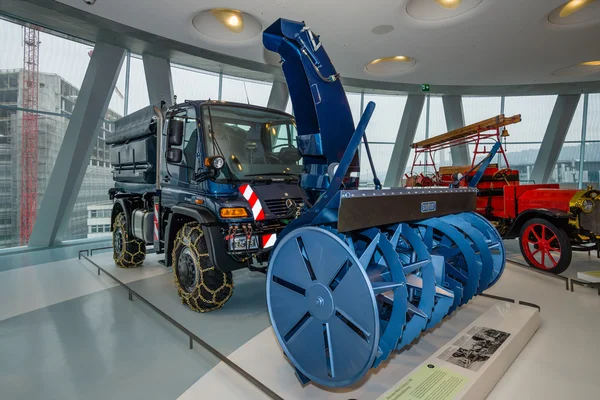 Mercedes-Benz Unimog U500 s vybavením zimních služeb, 2004. — Stock fotografie