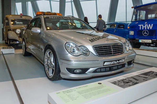 Mercedes-Benz C32 AMG универсал F1 Medical car, 2001 . — стоковое фото