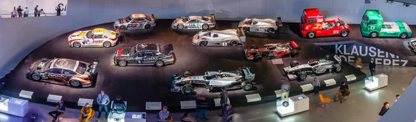 Vista panorámica de la galería de coches deportivos y de carreras de diferentes clases . — Foto de Stock