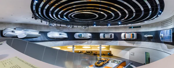 Panoramatický pohled na různé projekty, koncepty a sportovní automobily Mercedes-Benz. — Stock fotografie