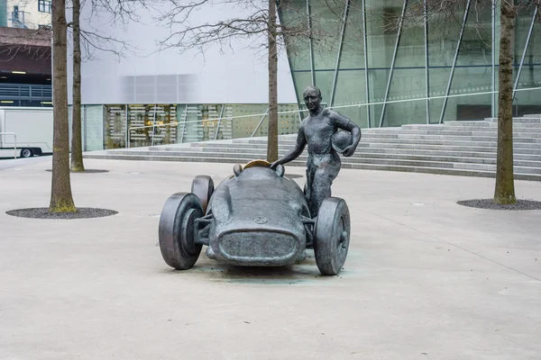 En hommage à Juan Manuel Fangio, quintuple champion du monde de Formule 1. Le sculpteur Joaquim Ros Sabate . — Photo