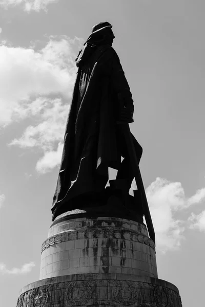 Pomnik żołnierza Liberator w Treptow Park. — Zdjęcie stockowe