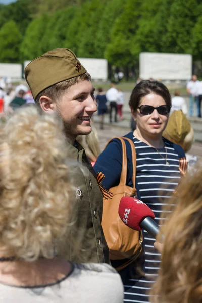 Jornalista ucraniano estação de TV 1 + 1 está entrevistando um jovem vestido na forma de um soldado soviético durante a guerra . — Fotografia de Stock