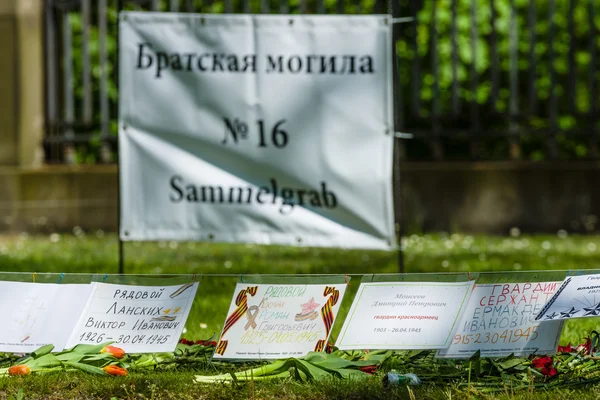 Tomba di massa dei soldati caduti e degli ufficiali che liberarono Berlino dai nazisti . — Foto Stock