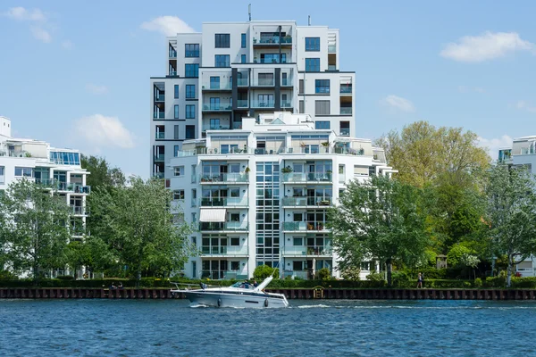 Luxe appartementengebouw aan de oever van de Spree — Stockfoto