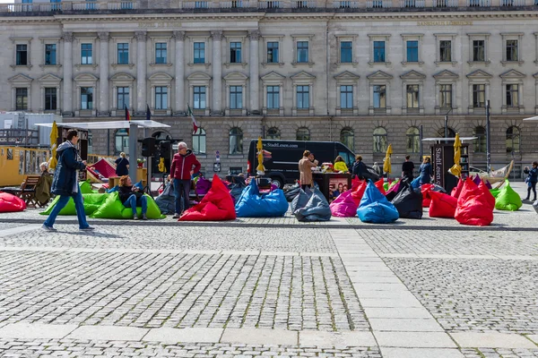 The public library in the open air with free access to books and entrance. City program "Reading lounge" — Stock Photo, Image