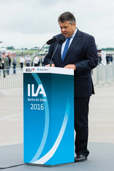Rede von Sigmar Gabriel, Minister für Wirtschaft und Energie. Ausstellung ila berlin air show 2016 — Stockfoto