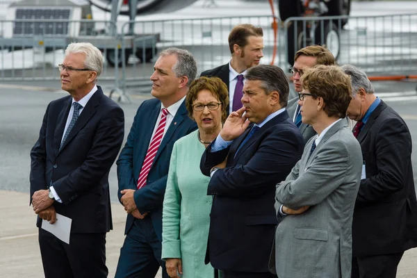 Wirtschaftsminister und Energieminister Sigmar Gabriel und Begleitpersonen eröffneten Ausstellung zur Berliner Luftfahrtschau. — Stockfoto