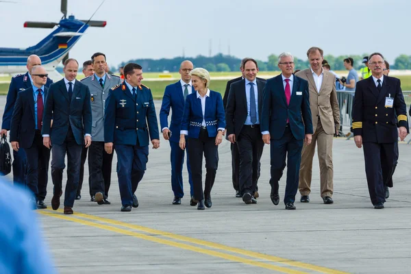 Saksan liittotasavallan puolustusministerin Ursula von der Leyenin saapuminen näyttelyyn ILA Berlin Air Show 2016 — kuvapankkivalokuva