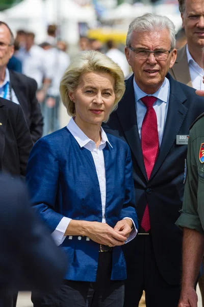 Ankomsten av den federala Minister för försvar av Tysklandet, Ursula von der Leyen på utställningen Ila Berlin Air Visa 2016 — Stockfoto