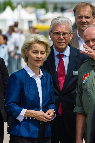 Ankomsten av den federala Minister för försvar av Tysklandet, Ursula von der Leyen på utställningen Ila Berlin Air Visa 2016 — Stockfoto