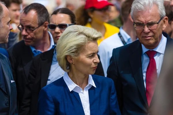 Ankunft der Bundesverteidigungsministerin ursula von der leyen auf der messe ila berlin air show 2016 — Stockfoto